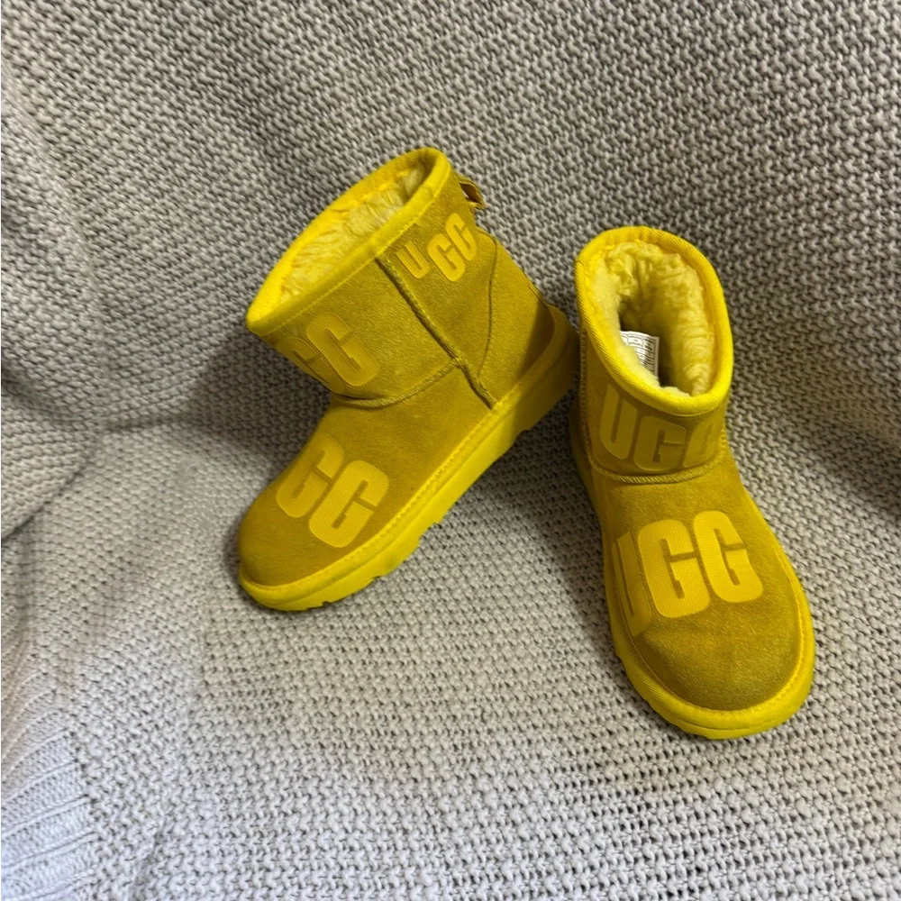 UGG Classic Mini Scatter Graphic boots in yellow. Size‎ 2